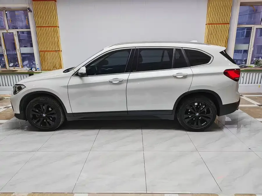 BMW X1 2021 sDrive20Li Fashion Edition 2022 — миниатюра 3
