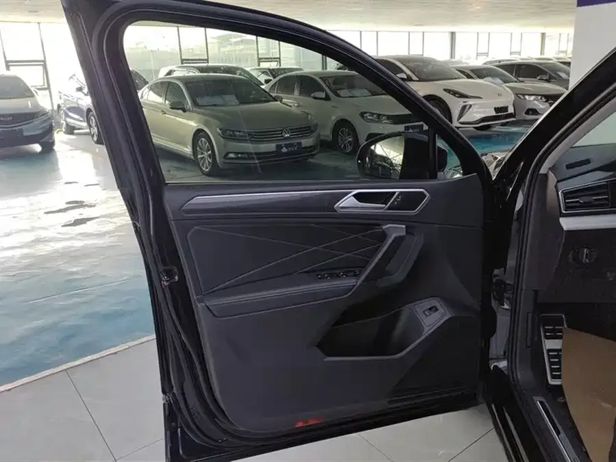 Volkswagen Tiguan L Tiguan L 2022 330TSI Automatic 2WD R-Line Enjoy Edition 2022 — миниатюра 4