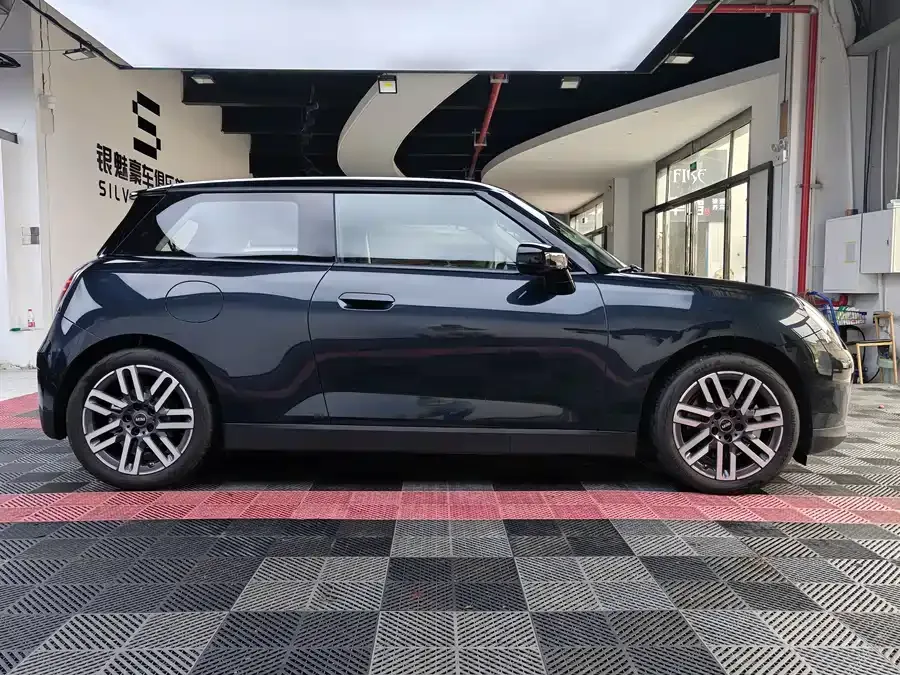 MINI electric COOPER Electric MINI COOPER 2025 456km COOPER E Classic 2025 — миниатюра 2