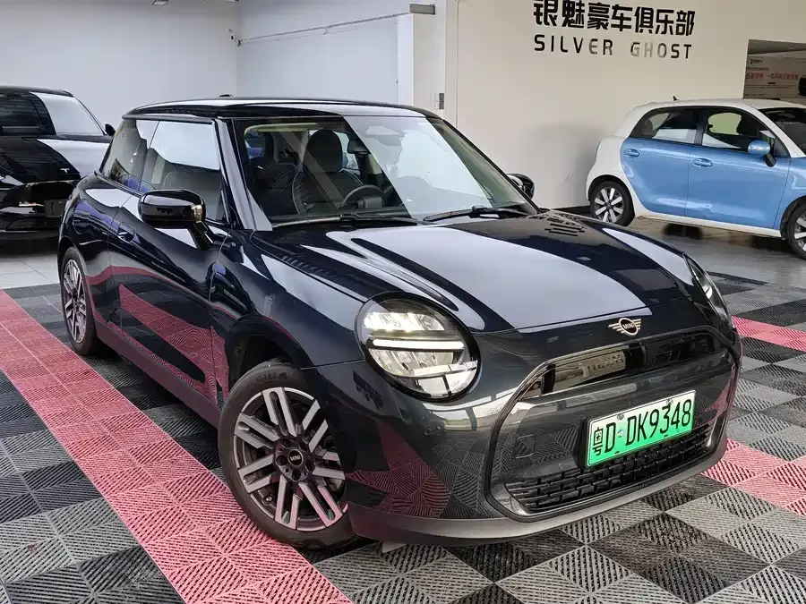 MINI electric COOPER Electric MINI COOPER 2025 456km COOPER E Classic 2025 — миниатюра 3
