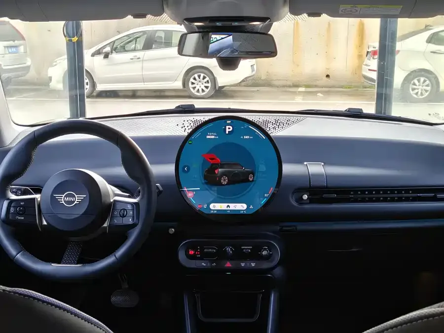 MINI electric COOPER Electric MINI COOPER 2025 456km COOPER E Classic 2025 — миниатюра 4