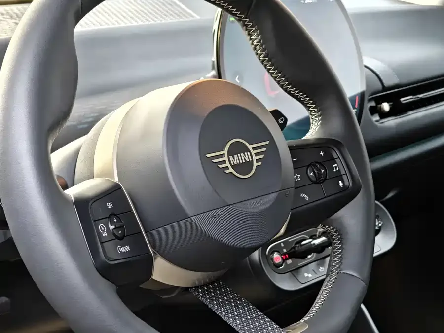 MINI electric COOPER Electric MINI COOPER 2025 456km COOPER E Classic 2025 — миниатюра 5
