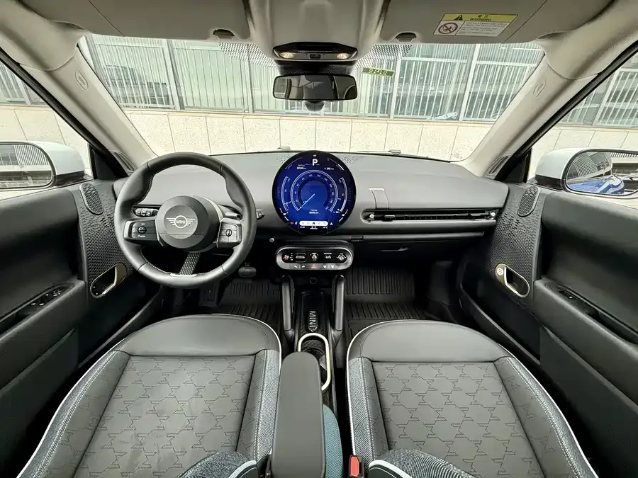 MINI electric COOPER Electric MINI COOPER 2024 456km COOPER E Classic 2025 — миниатюра 4