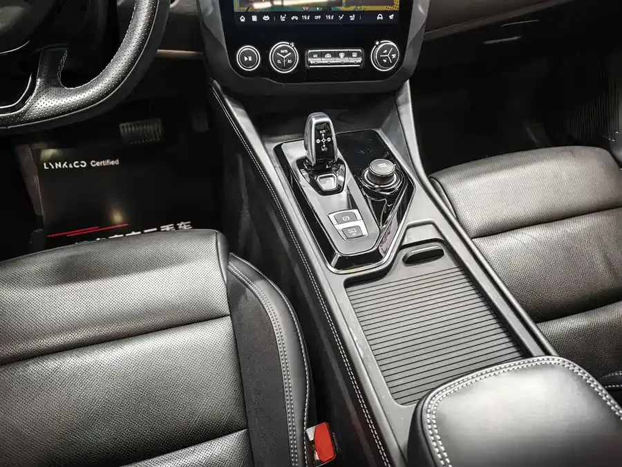 Lynk & Co 02 Hatchback Lynk & Co 02 Hatchback 2022 2.0TD Pro 2022 — миниатюра 3