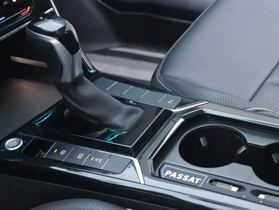 Volkswagen Passat Passat 2023 facelift 330TSI Elite Edition 2024 — миниатюра 2