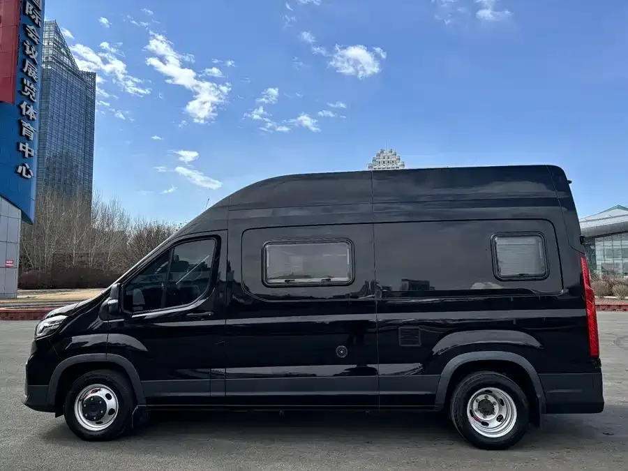 Maxus Xintu V90 Xintu V90 2022 2.0T automatic Zhida operational version rear drive extended axle high roof rear twin tires 14/15 seats 2023 — миниатюра 2
