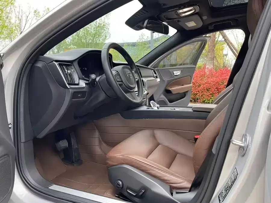 Volvo S60 2023 B4 Zhiyi Luxury Edition 2023 — миниатюра 2