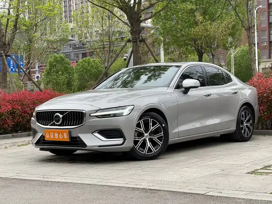 Volvo S60 2023 B4 Zhiyi Luxury Edition 2023 — фото 1, купить с доставкой в Москву