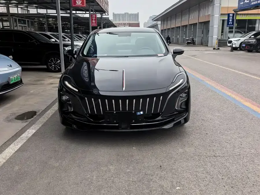 Hongqi E-QM5 Hongqi E-QM5 2022 431km Charging Enjoyment Edition 2023 — фото 1, купить с доставкой в Москву