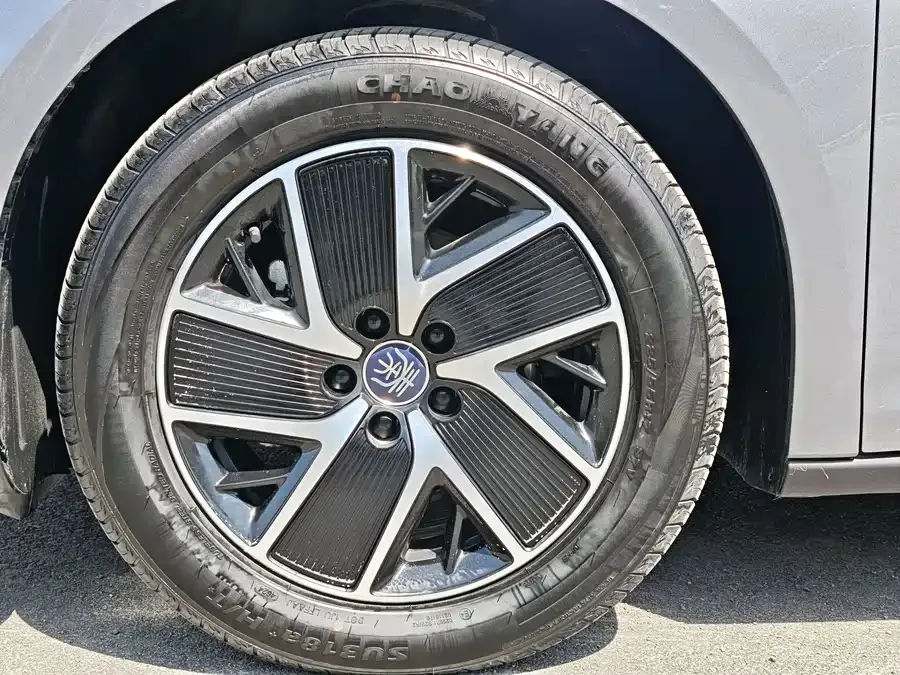 BYD Qin L Qin L 2024 DM-i 120KM Leading Edition 2025 — миниатюра 2