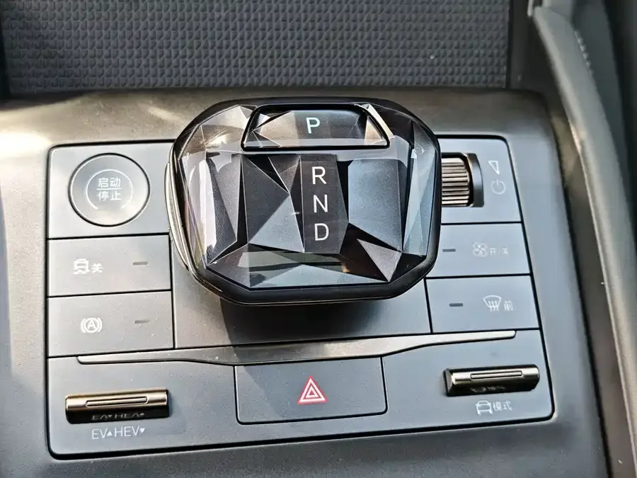 BYD Qin L Qin L 2024 DM-i 120KM Leading Edition 2025 — миниатюра 5