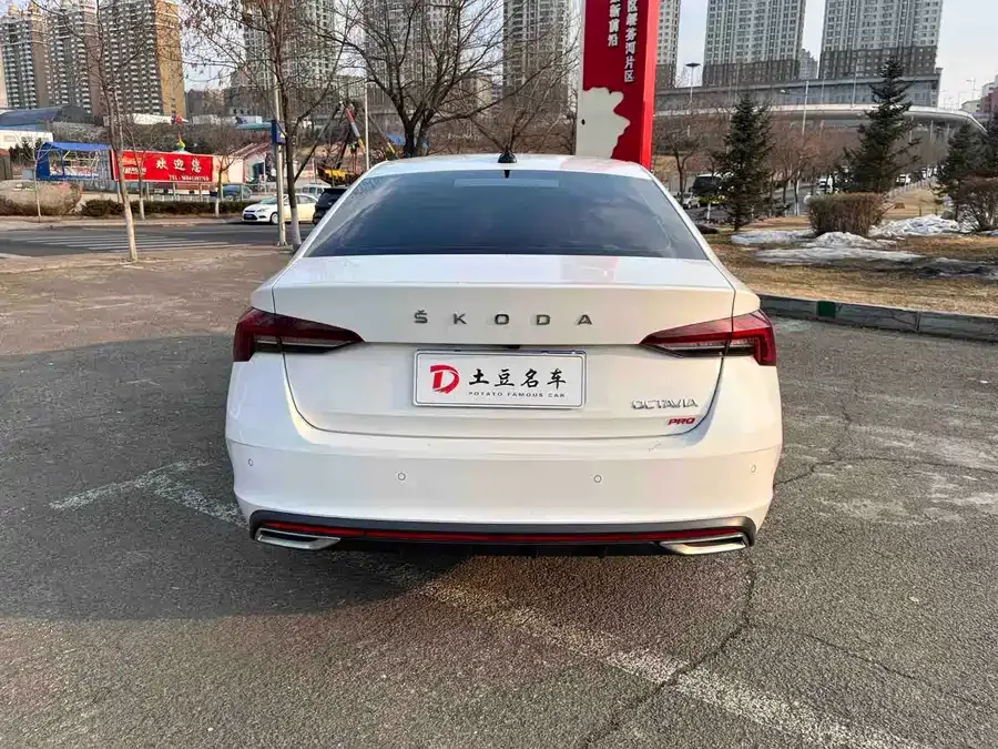 Skoda Octavia Octavia 2021 PRO TSI280 DSG Deluxe Edition 2022 — миниатюра 2