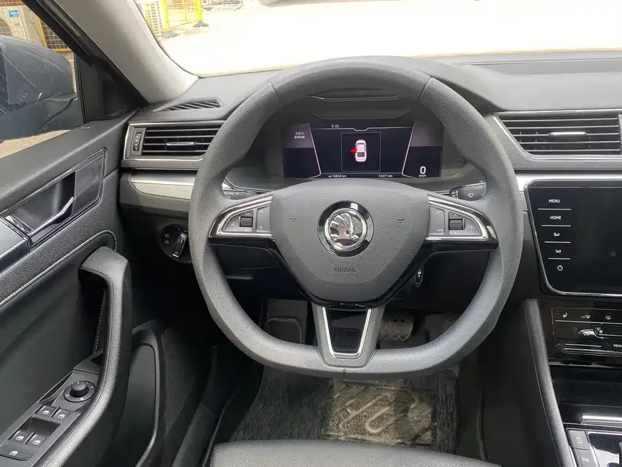 Skoda SuperB Superb 2023 facelifted TSI280 DSG exclusive version 2024 — миниатюра 5