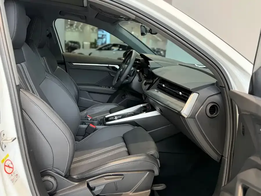 Audi A3 2024 Sportback 35 TFSI stylish and sporty 2024 — миниатюра 4