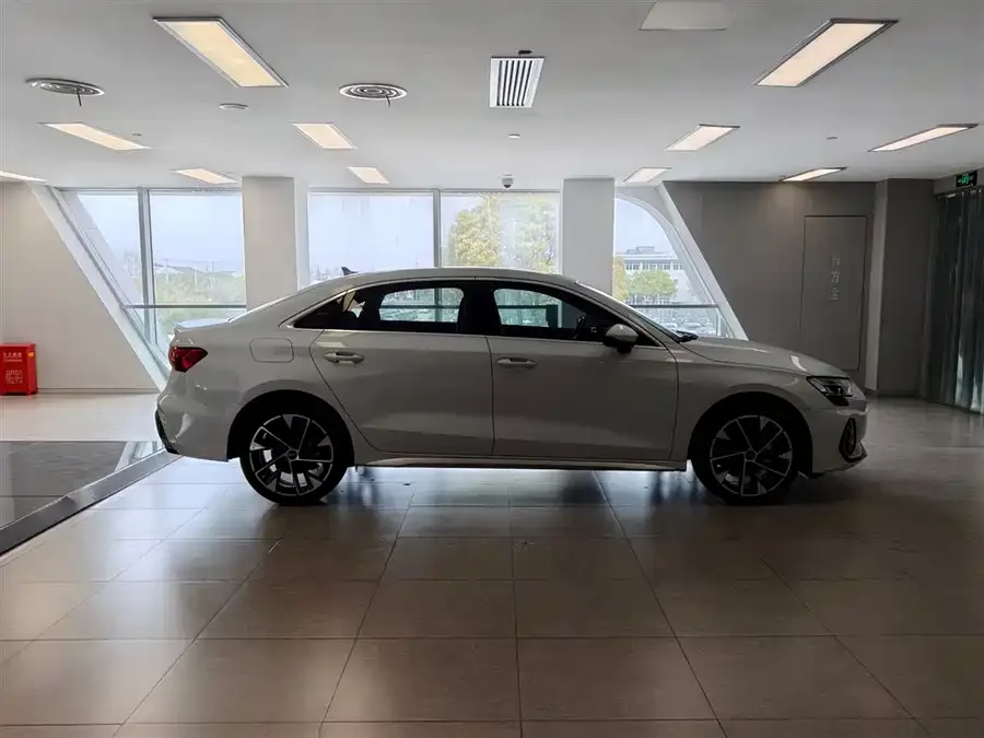 Audi A3 2026 A3L Limousine 35TFSI Flying Spur Luxury Edition 2025 — миниатюра 3