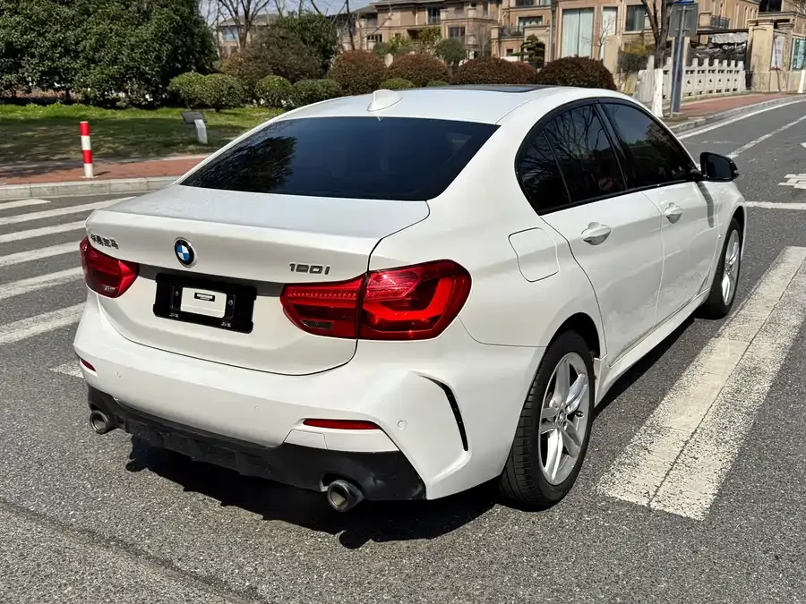 BMW 1 series BMW 1 Series 2021 120i M Sport Night Edition 2023 — миниатюра 4