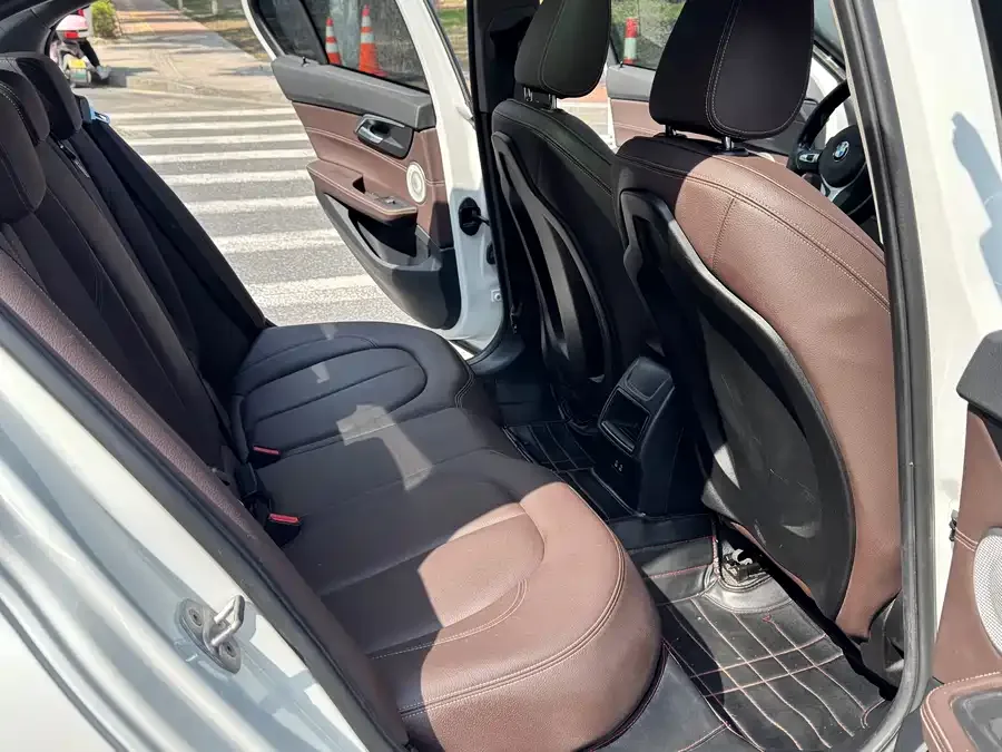BMW 1 series BMW 1 Series 2021 120i M Sport Night Edition 2023 — миниатюра 5
