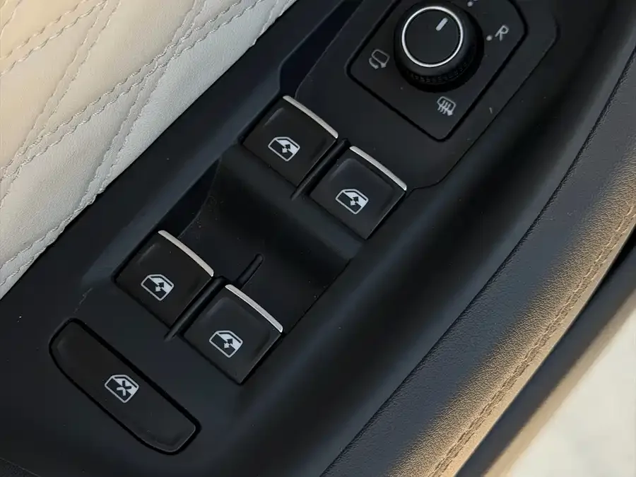 Volkswagen Magotan Magotan 2023 2 million commemorative edition 330TSI DSG luxury model 2023 — миниатюра 4
