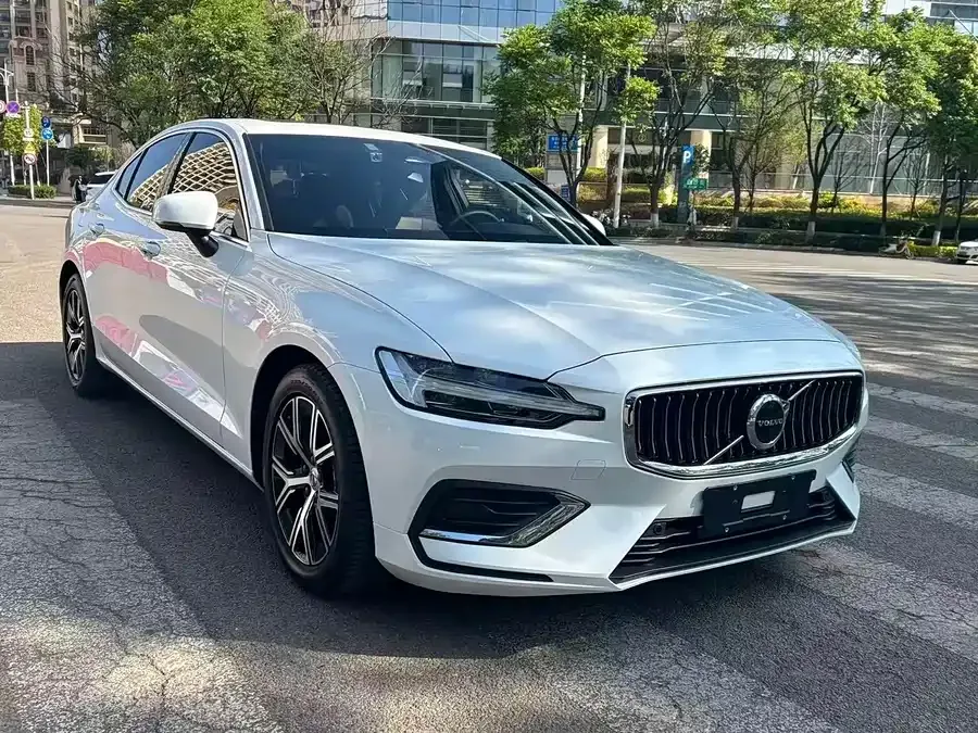 Volvo S60 2024 B4 Luxury Edition 2023 — миниатюра 3