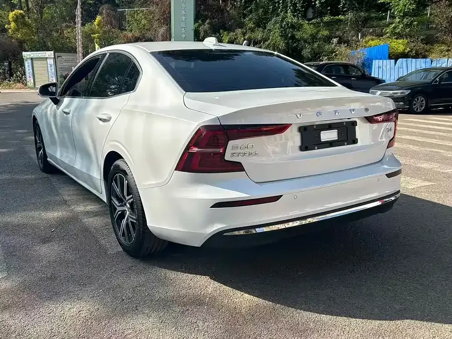 Volvo S60 2024 B4 Luxury Edition 2023 — миниатюра 4