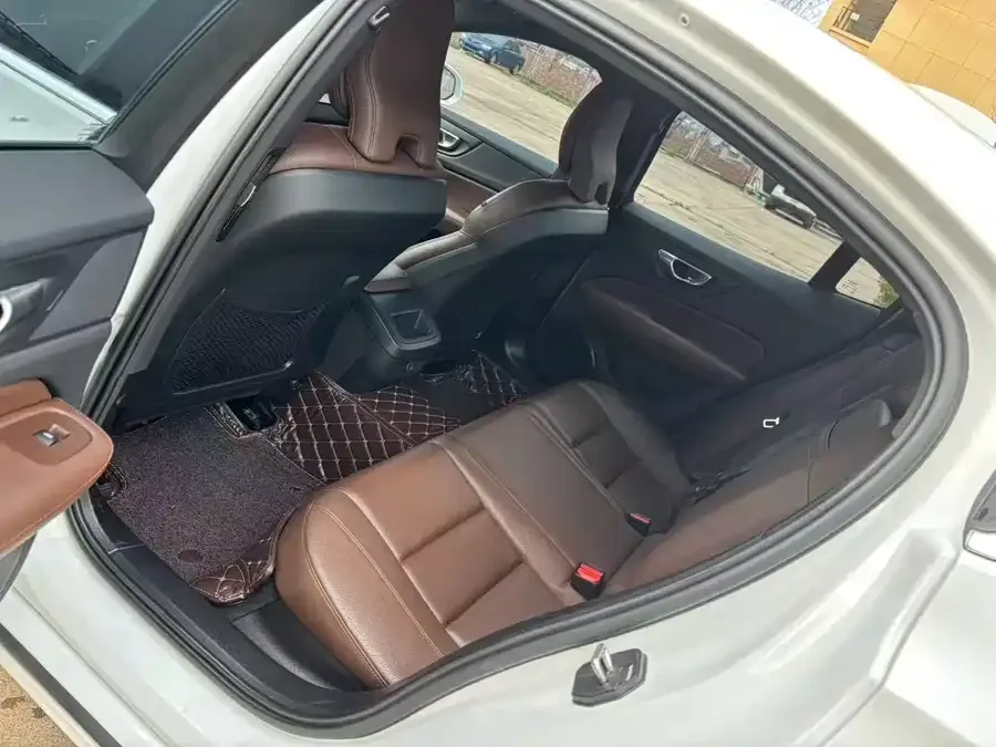 Volvo S60 2023 B4 Zhiyuan Luxury Edition 2023 — миниатюра 2