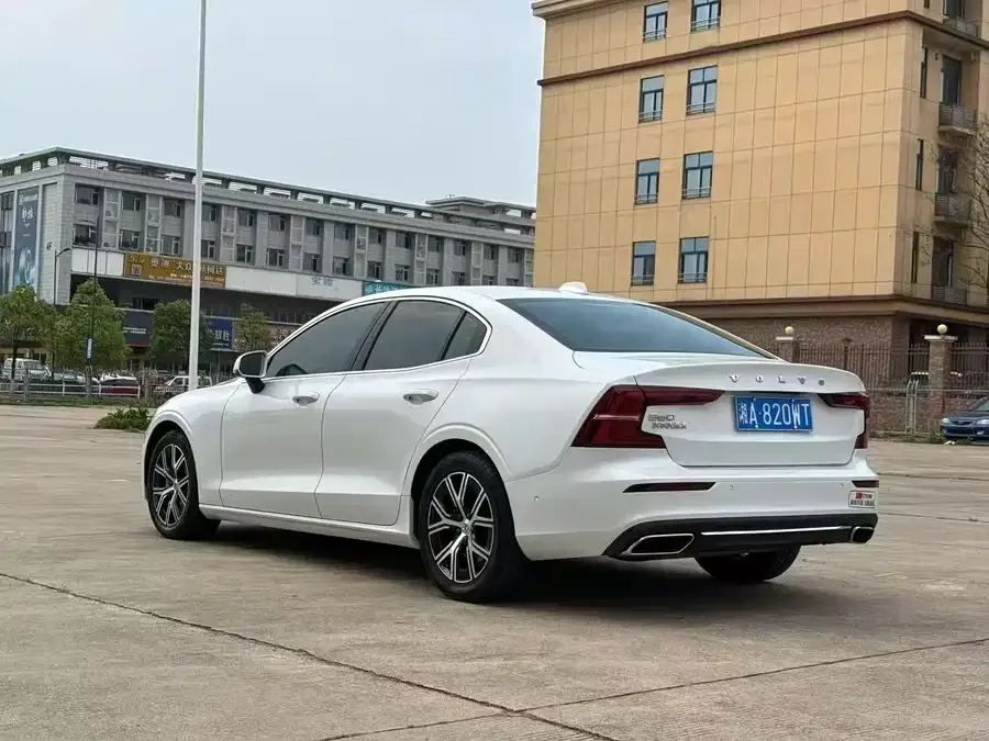 Volvo S60 2023 B4 Zhiyuan Luxury Edition 2023 — миниатюра 4