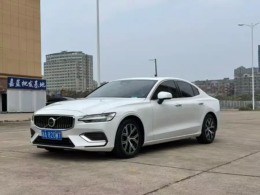 Volvo S60 2023 B4 Zhiyuan Luxury Edition 2023 — фото 1, купить с доставкой в Москву
