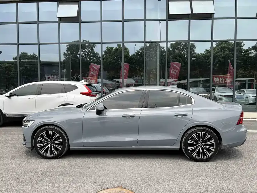 Volvo S60 2023 B4 Zhiyuan Luxury Edition 2022 — миниатюра 2