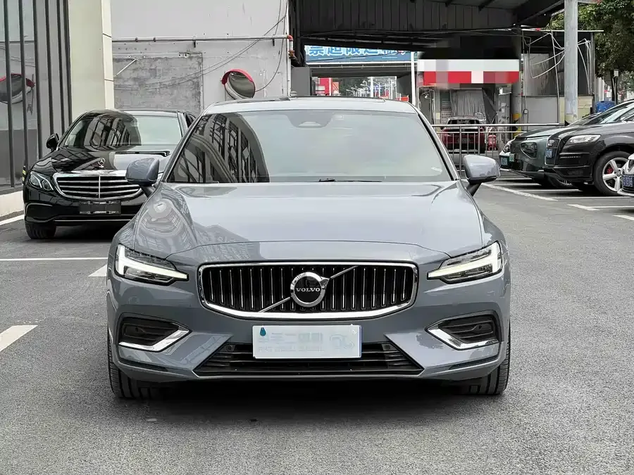 Volvo S60 2023 B4 Zhiyuan Luxury Edition 2022 — миниатюра 3