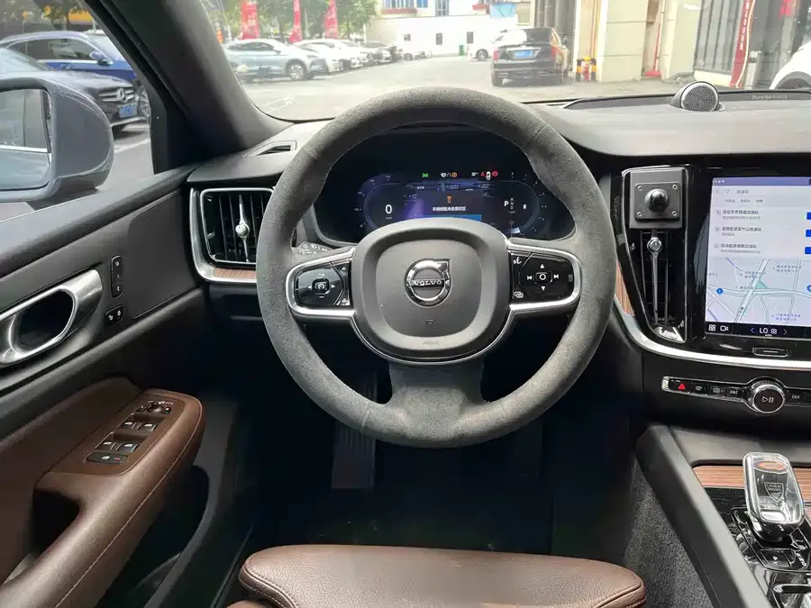 Volvo S60 2023 B4 Zhiyuan Luxury Edition 2022 — миниатюра 4