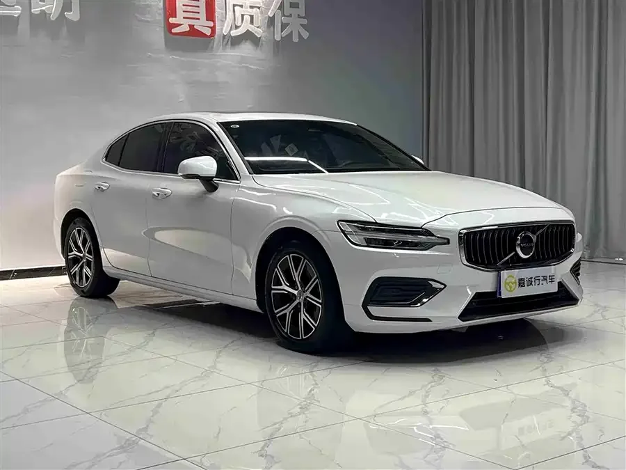 Volvo S60 2023 B4 Zhiyi Luxury Edition 2023 — миниатюра 3