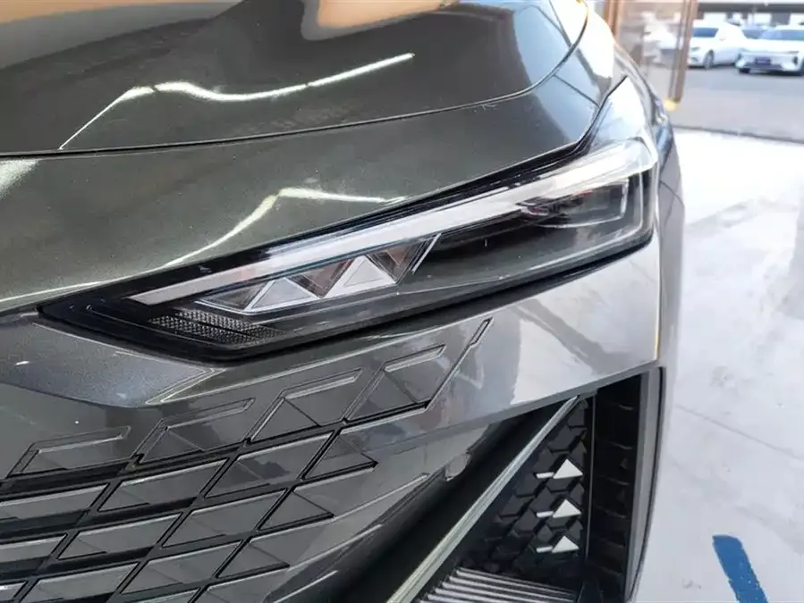 Changan UNI-V Changan UNI-V 2022 1.5T Premium Edition 2022 — миниатюра 2