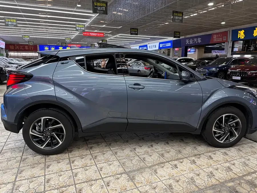 Toyota CHR 2023 2.0L Luxury Edition 2023 — миниатюра 4
