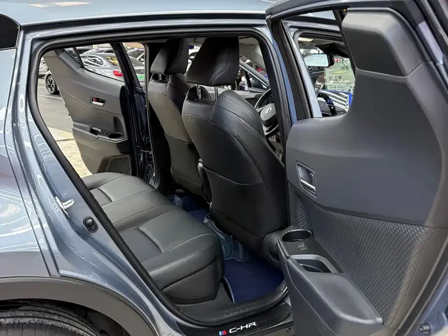 Toyota CHR 2023 2.0L Luxury Edition 2023 — миниатюра 5