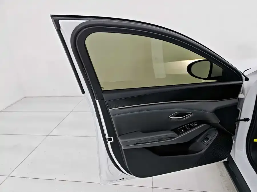 BYD Qin L Qin L 2024 DM-i 80KM Leading Edition 2025 — миниатюра 3