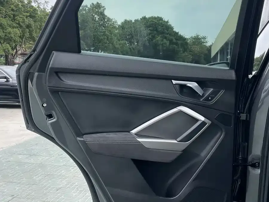 Audi Q3 2022 35 TFSI Fashionable and Dynamic 2023 — миниатюра 5