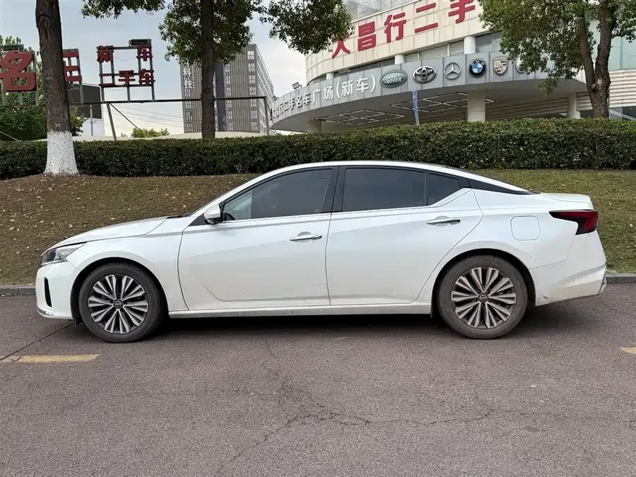 Nissan Altima Teana 2022 2.0L XL-Upr Premium Edition 2024 — миниатюра 3
