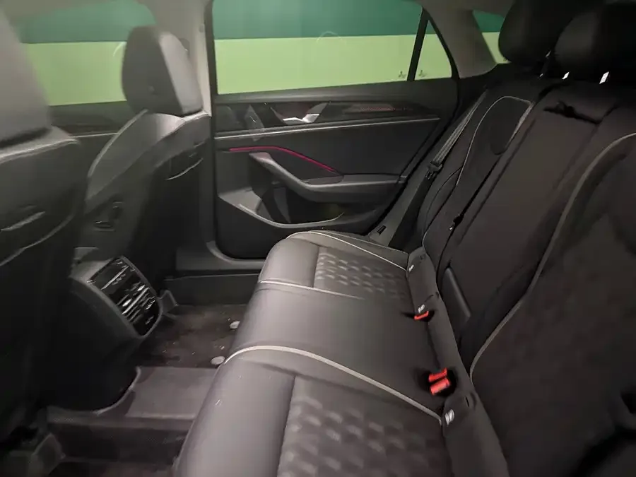 Volkswagen Magotan The 2026 Volkswagen Passat 300TSI Premium Edition features a striking design. 2026 — миниатюра 4