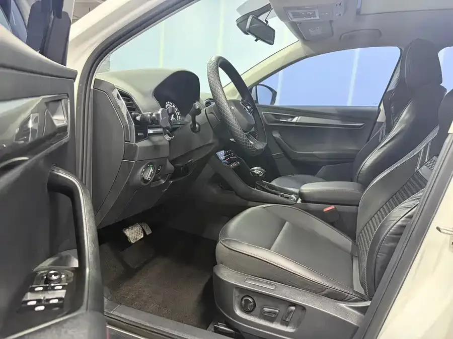 Skoda Karoq Korok 2021 TSI280 Deluxe Edition 2022 — миниатюра 4