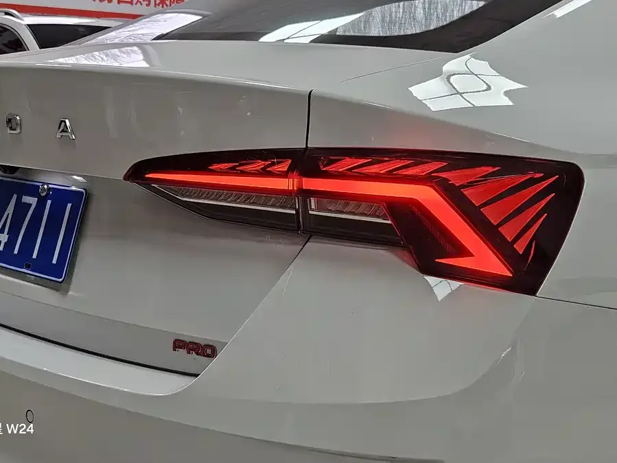Skoda Octavia Octavia 2024 PRO TSI280 Premium Edition 2023 — миниатюра 3