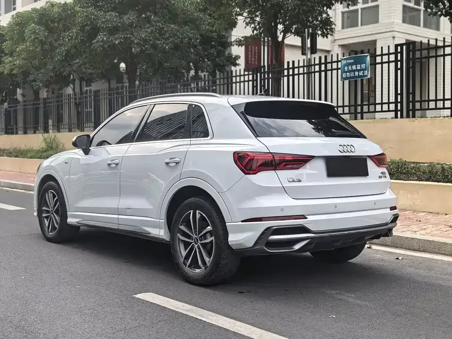 Audi Q3 2022 35 TFSI aggressive and dynamic model 2022 — миниатюра 4