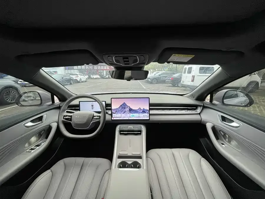 Roewe M7 DMH Roewe M7 DMH 2025 160km Enjoyable Edition 2025 — миниатюра 2