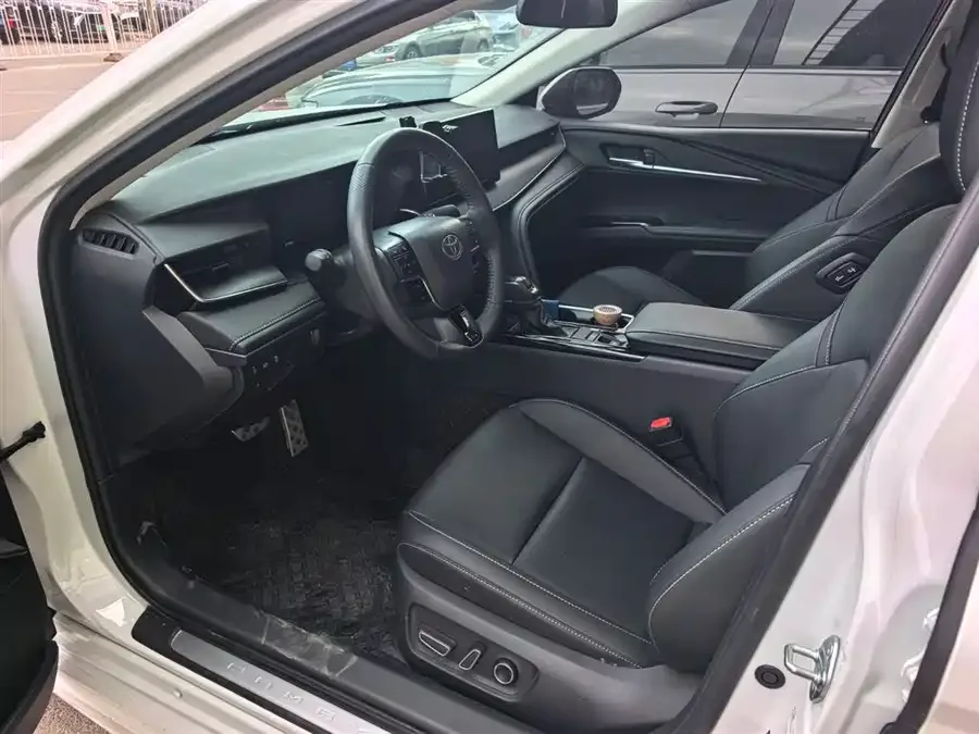 Toyota Camry 2026 Camry Hybrid 2.0HSE Sport Lite Edition 2025 — миниатюра 2