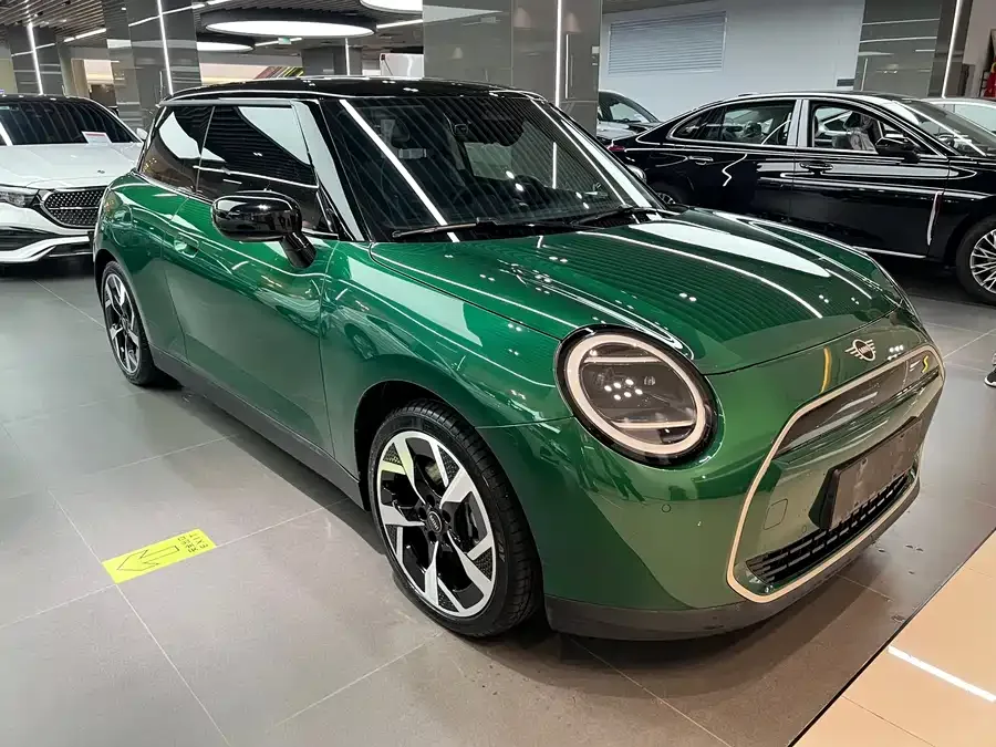 MINI electric COOPER Electric MINI COOPER 2024 Model 452km COOPER SE Artist 2024 — миниатюра 3