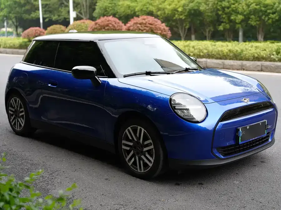 MINI electric COOPER Electric MINI COOPER 2024 456km COOPER E Classic 2024 — миниатюра 2
