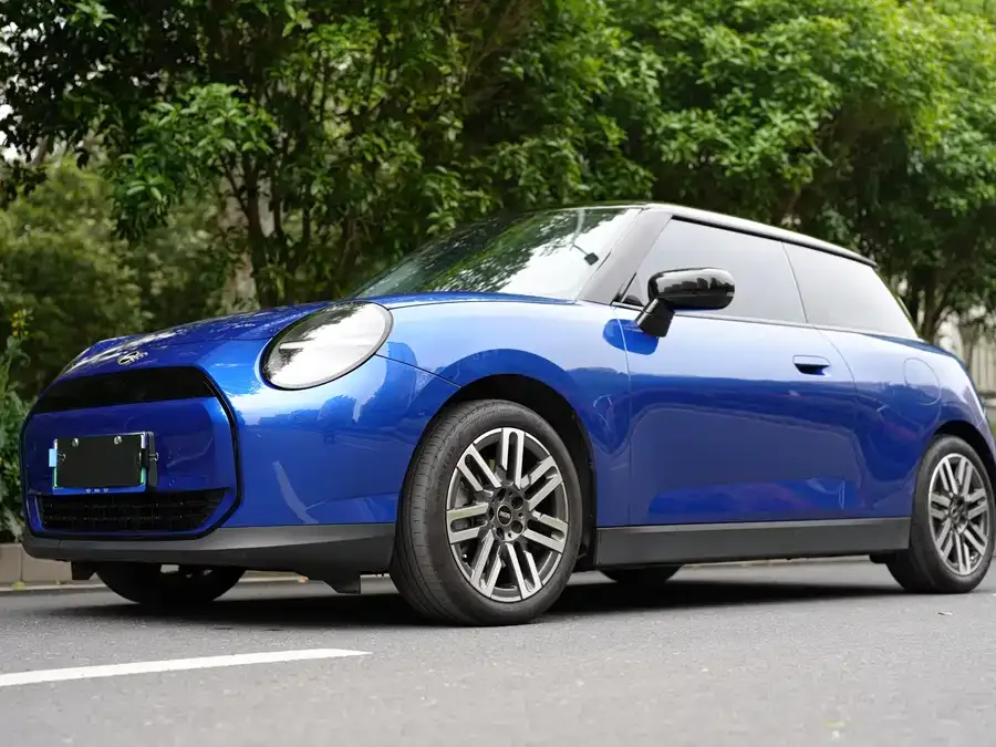 MINI electric COOPER Electric MINI COOPER 2024 456km COOPER E Classic 2024 — миниатюра 3