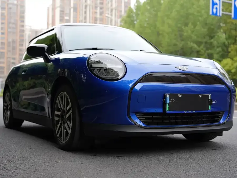 MINI electric COOPER Electric MINI COOPER 2024 456km COOPER E Classic 2024 — миниатюра 4