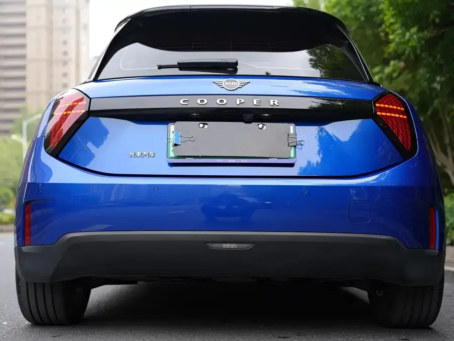 MINI electric COOPER Electric MINI COOPER 2024 456km COOPER E Classic 2024 — миниатюра 5