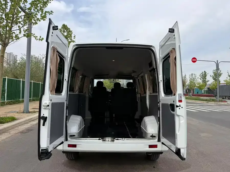 Maxus Xintu V80 Xintu V80 2024 Aoyuntong Value Edition 6MT Short Axle Mid-Top 127Ps 5/6 Seats 2024 — миниатюра 2
