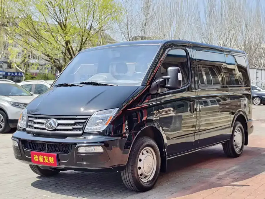 Maxus Xintu V80 Xintu V80 2023 2.0T PLUS AMT City Edition Short Wheelbase Ultra-Low Roof 7/8/9 Seats 2023 — фото 1, купить с доставкой в Москву